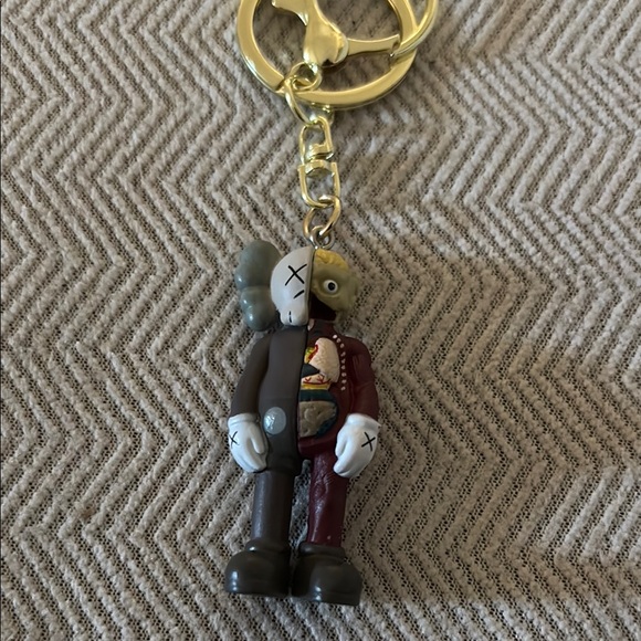 Unique Split Character Keychain - Picture 2 of 4